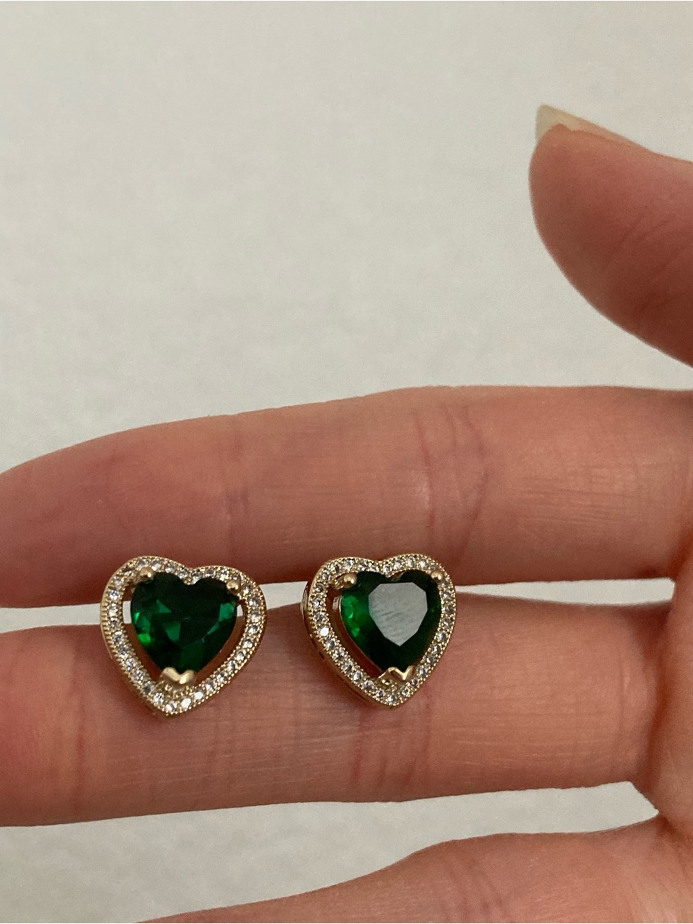 New Vanessa Mooney THE MINI HEART EARRINGS EMERALD - Picture 5 of 7